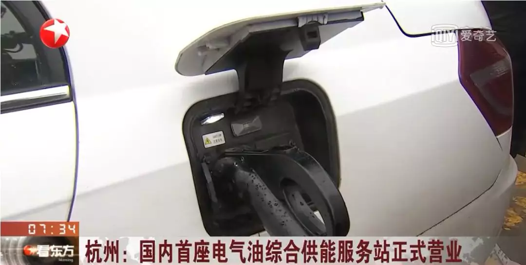 尊龙凯时百家乐精彩亮相国内首座电气油综合供能服务站03.jpg